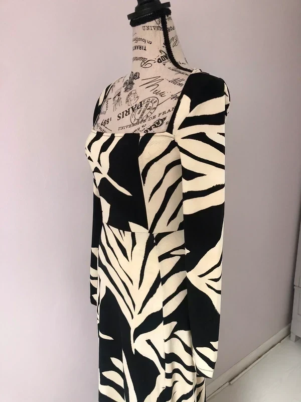 Long dress with square neckline, black & cream slit – Size XS / S (34 / 36) – photo 7